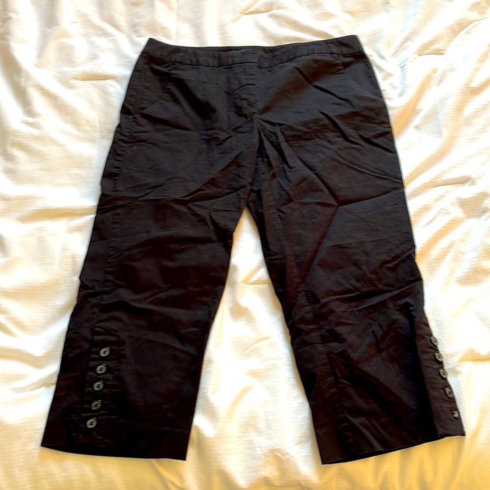 Daisy Fuentes moda women’s capri pants- black